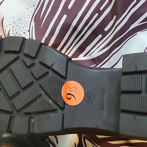 Boots - Picture 5 of 9